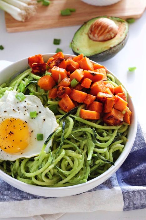 desayuno de fideos zanahoria y huevo 