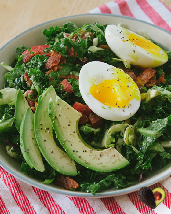 ensalda verde con aguacate y huevo 