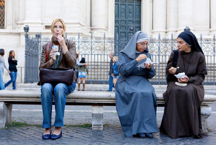 eat pray love julia junto a monjas