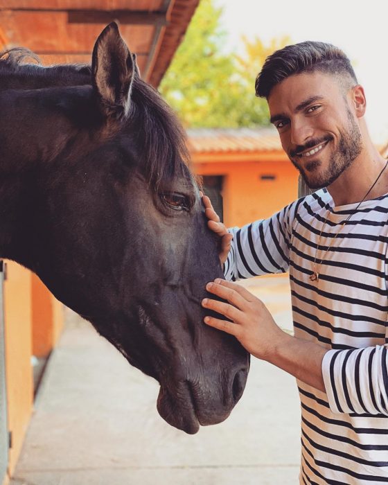 chico acariciando un caballo 