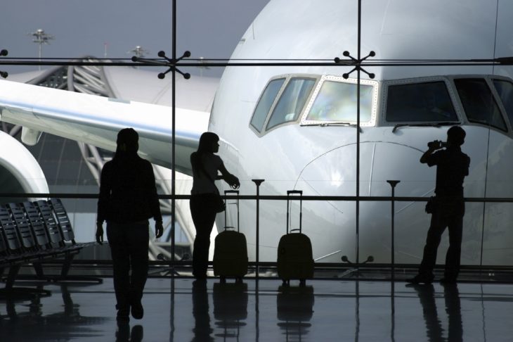 esperando el vuelo del avión