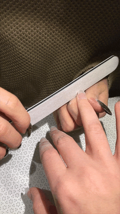 gif en el salon arreglándose las uñas