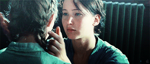 gif the hunger games abrazo entre hermanas