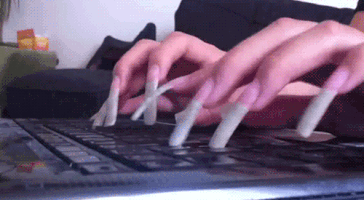 gif uñas muy largas en la computadora