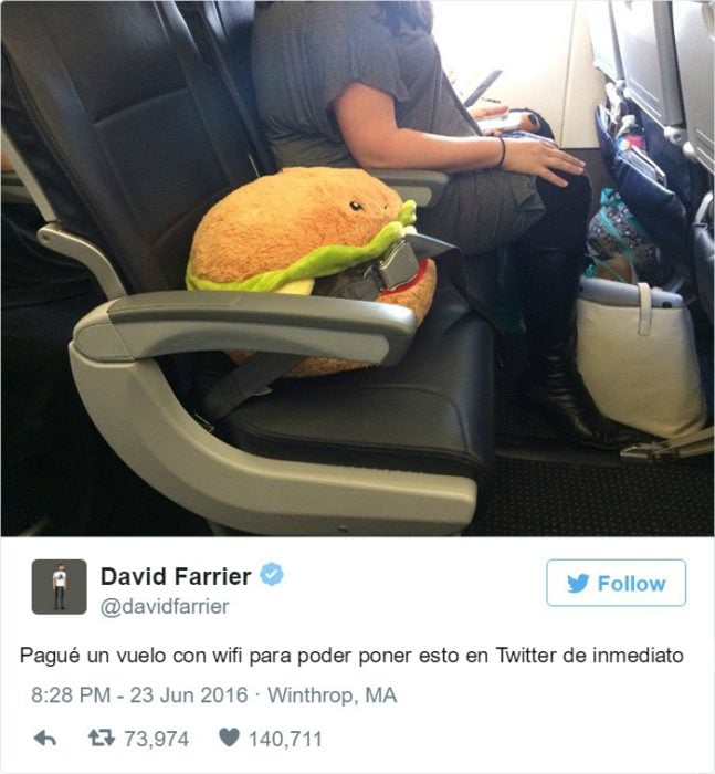hamburguesa de vacaciones con una chica a lado
