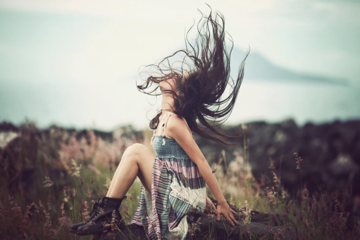 chica con el cabello suelto
