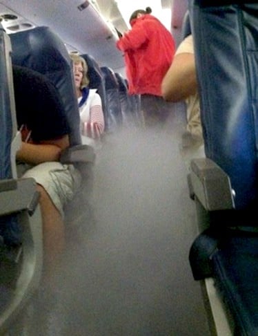 humo en el avión todos asustados