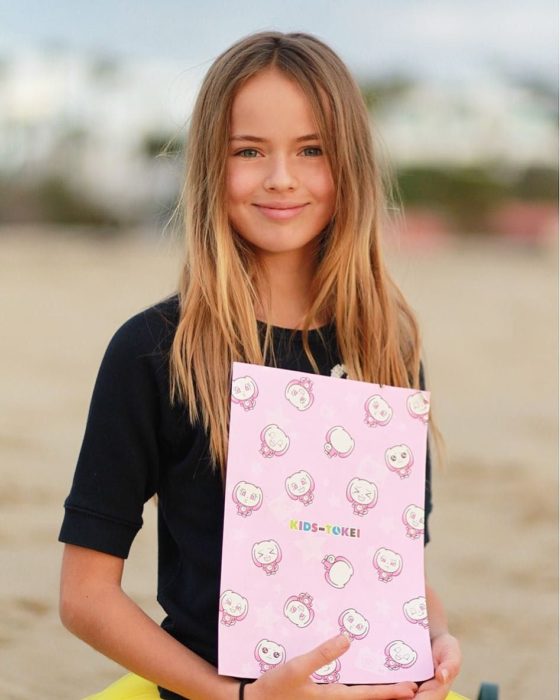 kristina pimenova con una carpeta rosa
