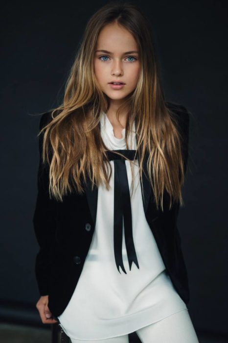 Krisitna Pimenova con blusa blanca y saco negro