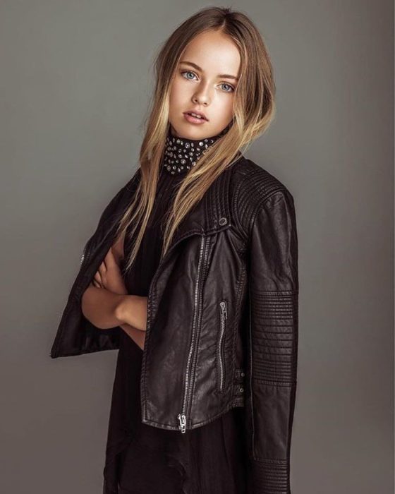 Kristina pimenova con chamarra de piel