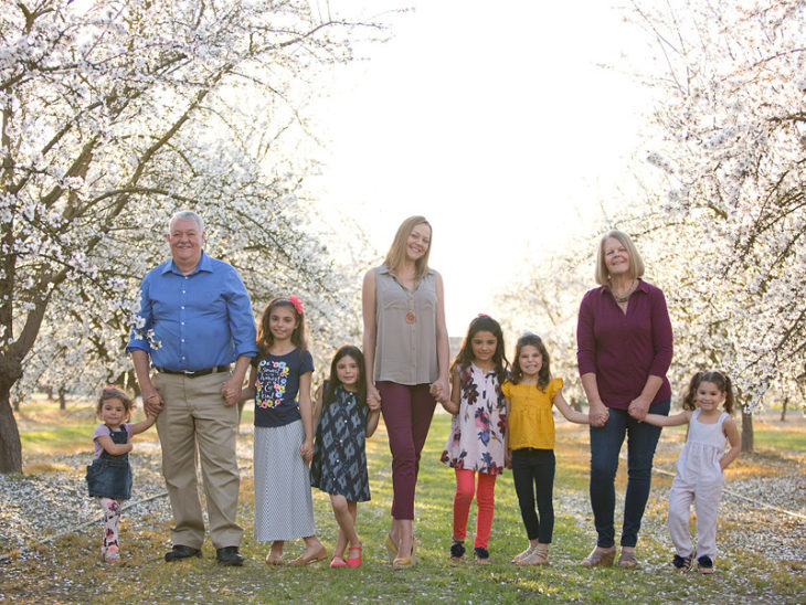 Lacey Dunkin y su familia conviviendo en el parque