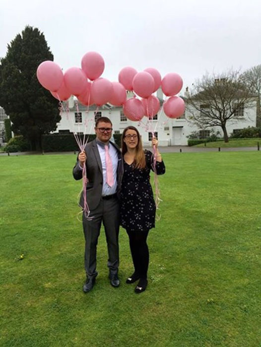 pareja con globos en un jardin 