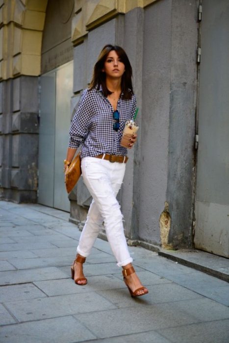 moda fin de semana 2017 pantalón blanco y blusa de cuadros