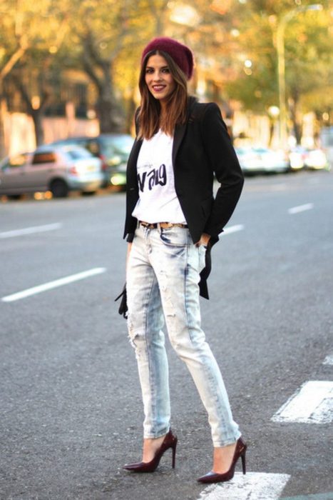 moda fin de semana 2017 playera blanca suéter negro tacones