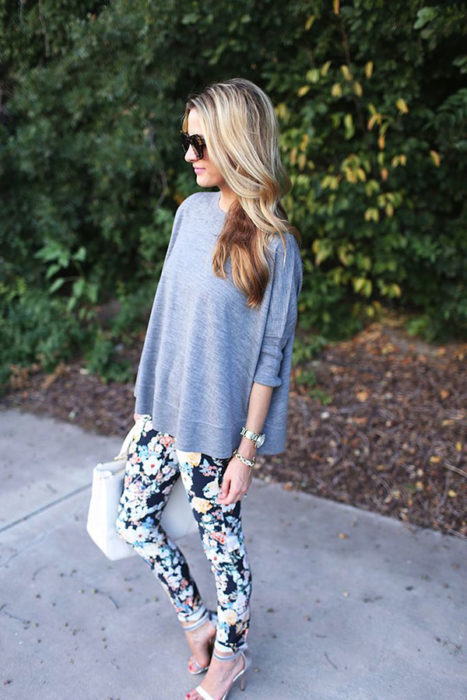 moda fin de semana 2017 chica con pantalón floreado y playera gris
