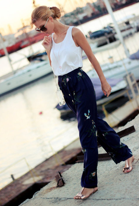 moda fin de semana 2017 pantalón azul marino con flores
