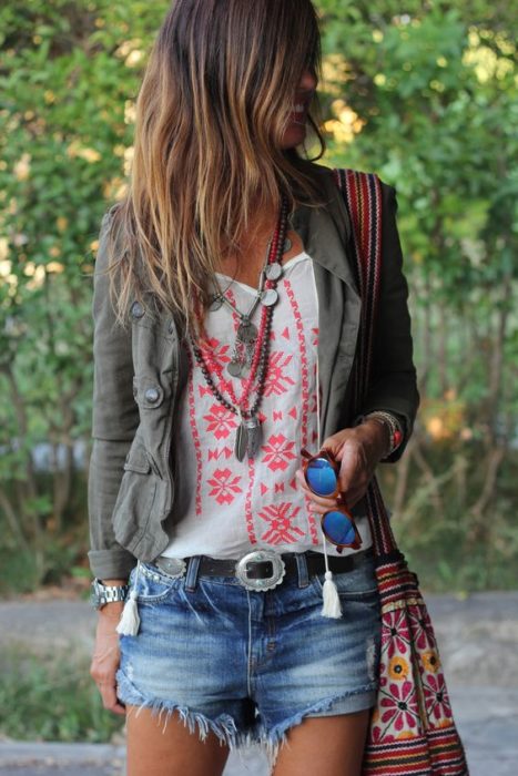moda fin de semana 2017 chica con short y blusa boho