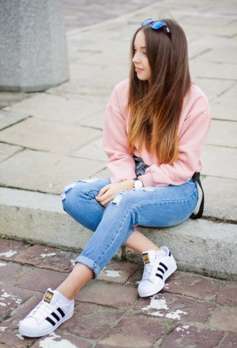 moda fin de semana 2017 chica con blusa rosa y pantalón de mezclilla