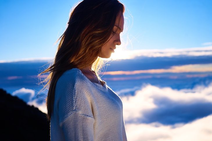 mujer de perfil con nubes