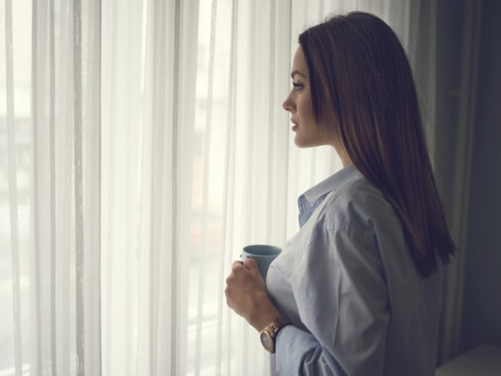 mujer preocupada taza de café