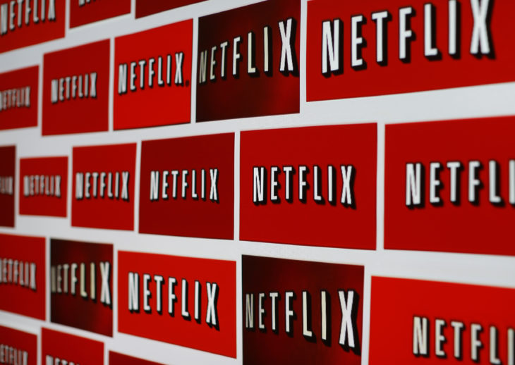 estampas de netflix en la pared 