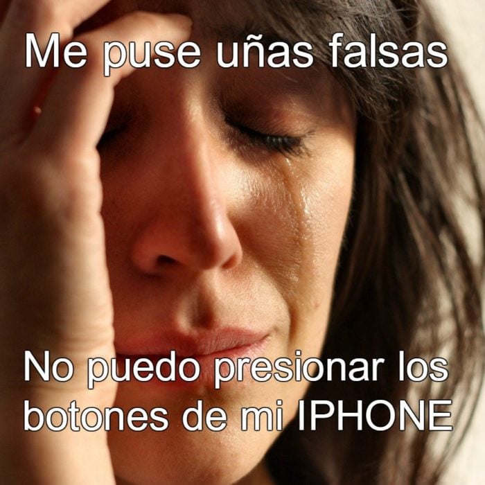 chica llorando no puede presionar los botones