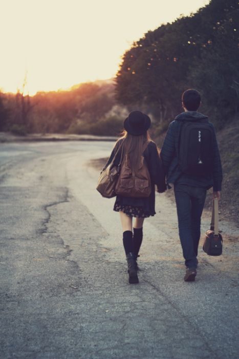 novios caminando tomados de la mano