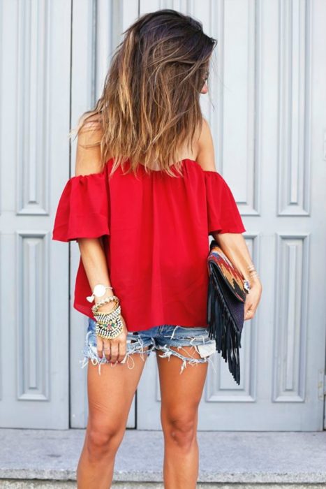 mujer con shorts con blusa roja 