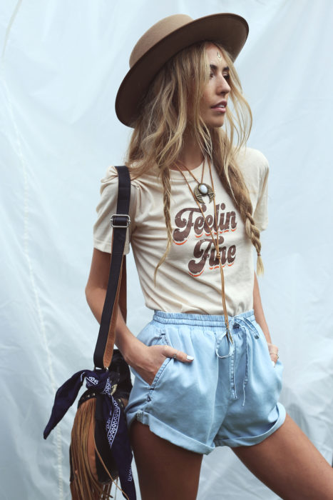 Chica usando un outfit boho