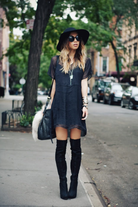 Chica usando un outfit boho