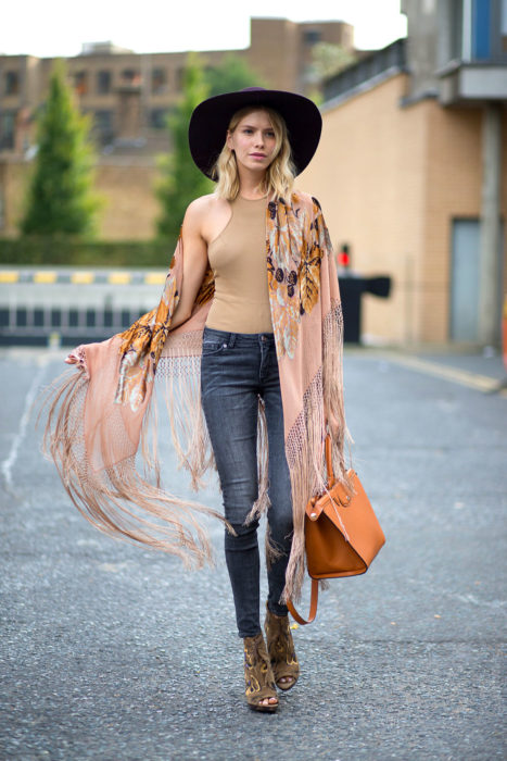 Chica usando un outfit boho