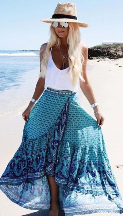 Chica usando un outfit boho