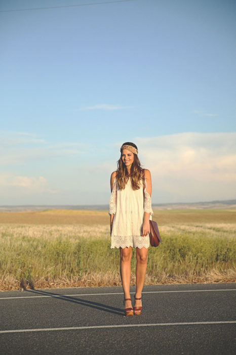 Chica usando un outfit boho