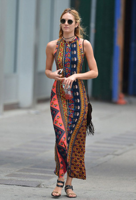 Chica usando un outfit boho