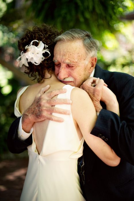 padre bailando con su hija en su boda
