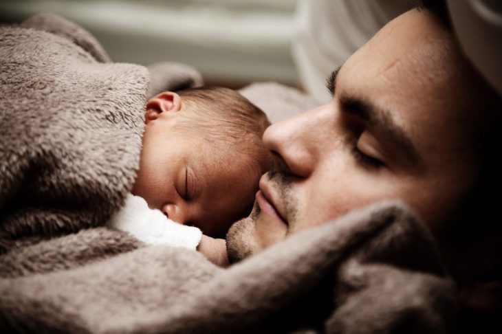 padre e hija recien nacida