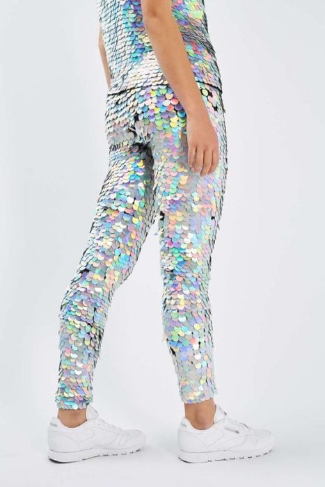 pantalón con escamas de holograma