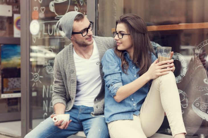 pareja charlando ambos con lentes