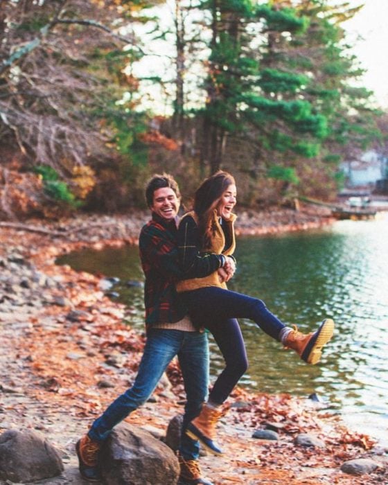 pareja jugando en el lago
