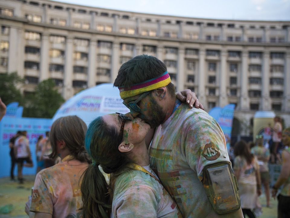 pareja besándose llena de pintura