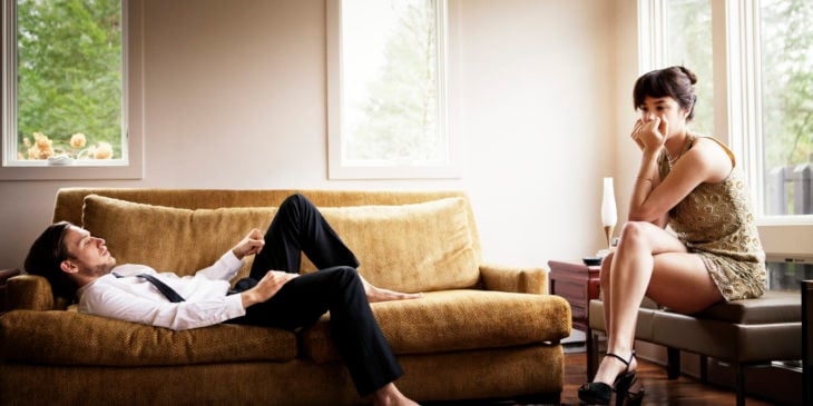 pareja infeliz sobre el sofa