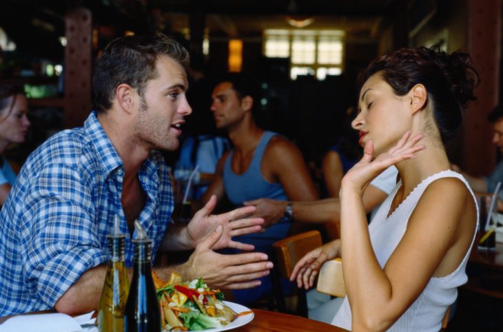 pareja discutiendo en restaurante
