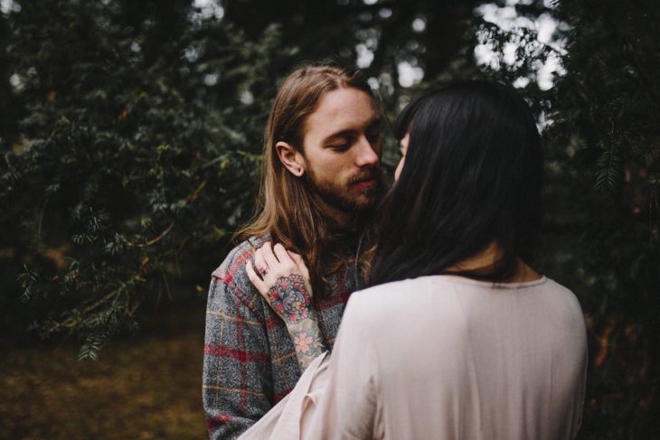 novios en el bosque