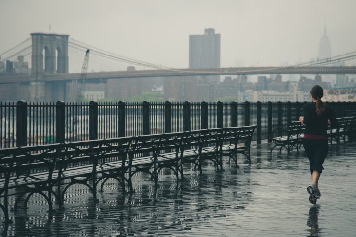 chica corriendo por el puente