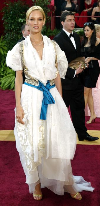 mujer con vestido blanco 