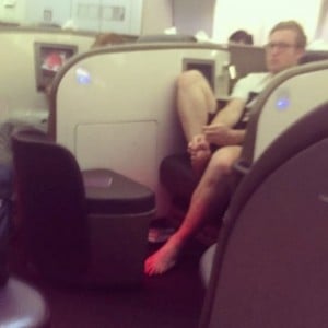 señor sin zapatos en el avión