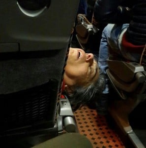 señora durmiendo en el avión