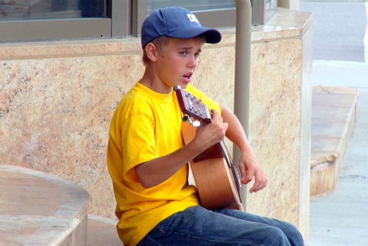 chico rubio tocando la guitarra 