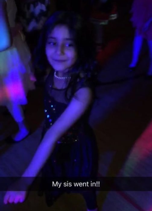 niña bailando en una fiesta 