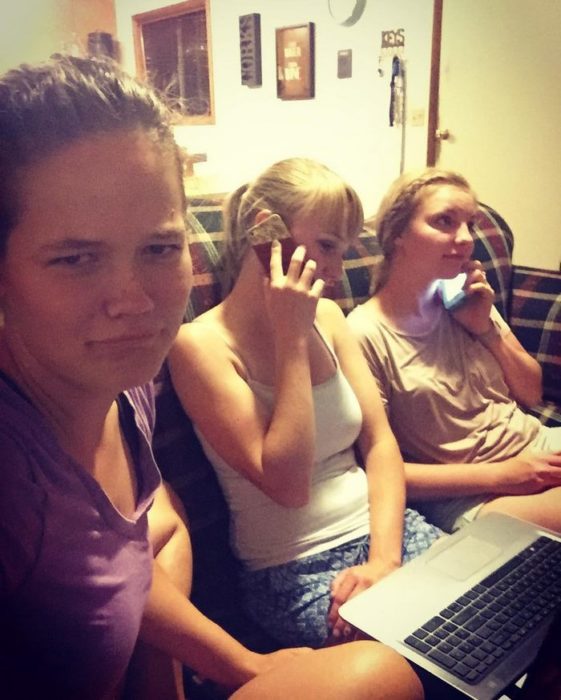 third wheel con amigos al telefono